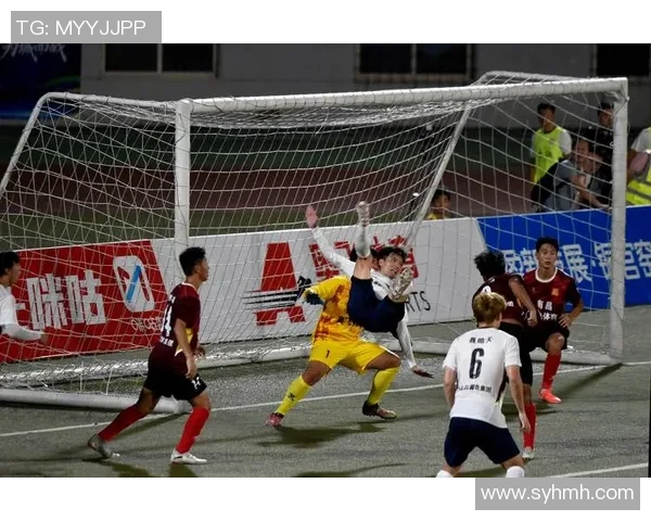 足球明星在赛场上的滑行瞬间高清图片展示与解析